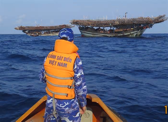 Tiếp tục tìm kiếm 13 ngư dân mất tích đến hết ngày 22.10