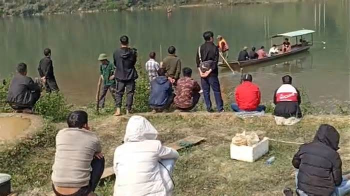 Huy động hàng trăm người tìm kiếm nạn nhân đuối nước trên lòng hồ thủy điện