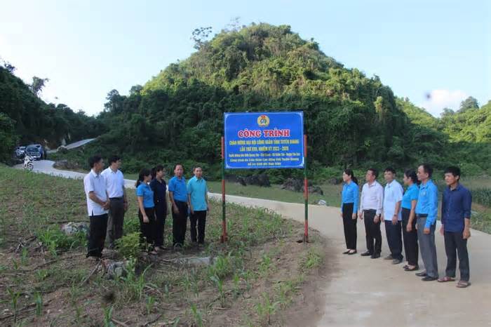 LĐLĐ tỉnh Tuyên Quang hỗ trợ xã miền núi làm đường nông thôn