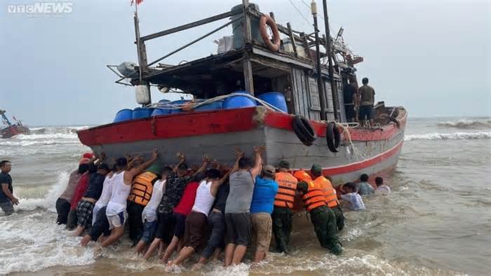 Tàu cá chở 4 người bị giông lốc đánh chìm trên vùng biển Thừa Thiên - Huế