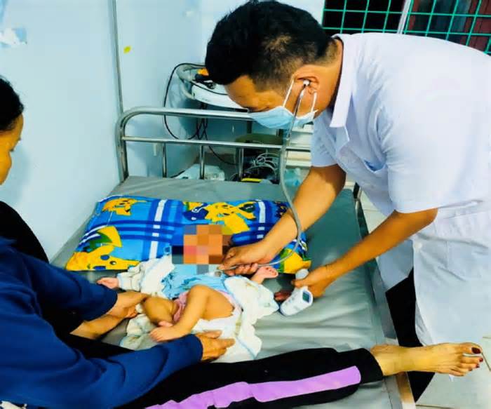 Bé sơ sinh nặng 7,5kg bị bỏ rơi trước cổng nhà dân ở Quảng Bình