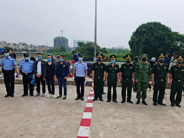 Quảng Ninh trao trả 3 công dân Trung Quốc nhập cảnh trái phép