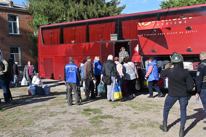 Nga tấn công bất ngờ, gần 1.800 người Kharkov sơ tán