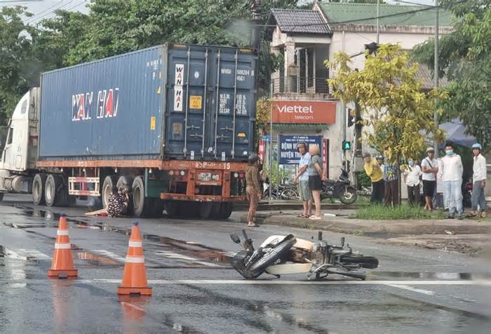 Người phụ nữ tử vong dưới bánh xe container sau tai nạn giao thông