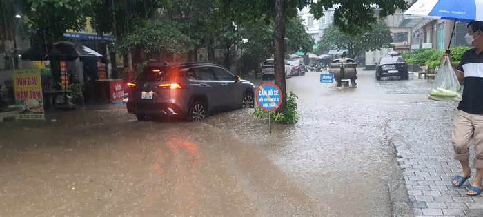 Nhiều tuyến phố Hà Nội bị ngập sâu trong cơn mưa lớn kéo dài