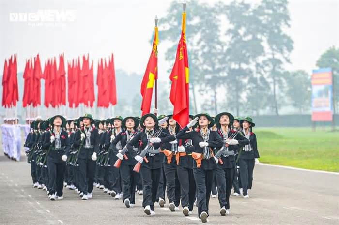Nữ du kích miền Nam gác việc riêng tham gia diễu binh chiến thắng Điện Biên Phủ