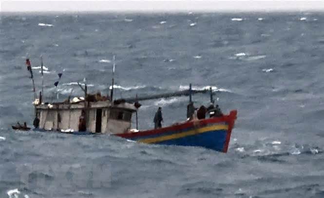 Bất chấp điều kiện mưa bão, cứu nạn kịp thời 14 ngư dân bị chìm tàu