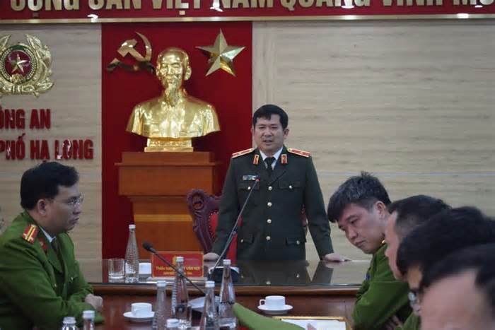 Thiếu tướng Đinh Văn Nơi thưởng nóng tập thể phá vụ đốt 4 máy xúc