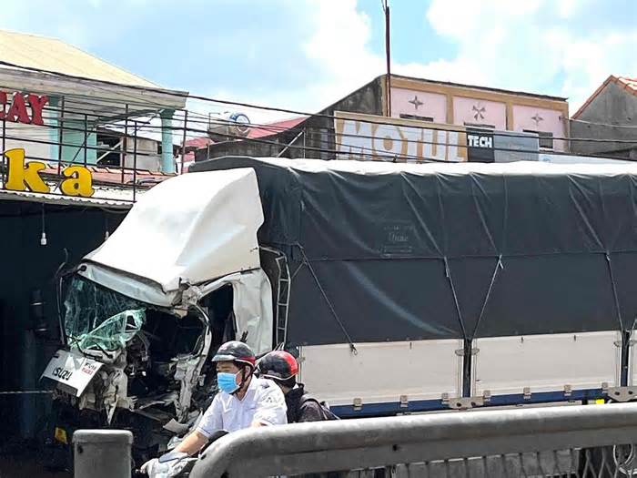 Xe tải đổ dốc cầu Dầu Giây tông liên hoàn khiến 2 người thương vong