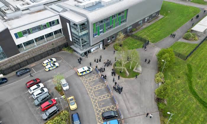 Tấn công bằng vật nhọn ở trường học Anh, ba người bị thương