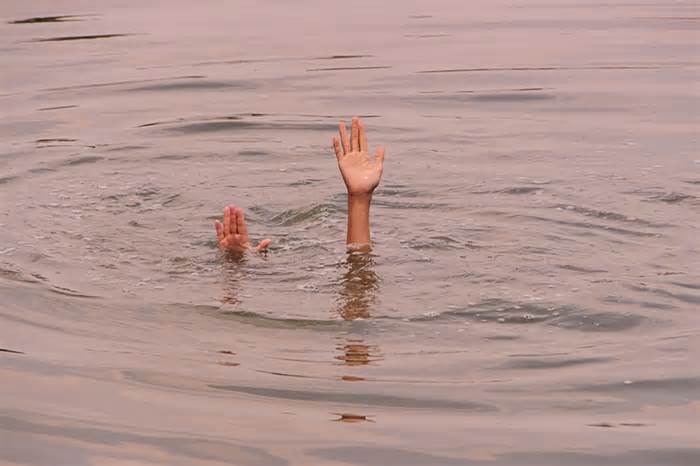 Ra bãi bồi sông Hồng chơi, học sinh lớp 3 đuối nước tử vong
