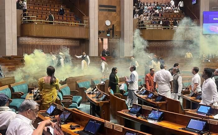 Đột nhập vào quốc hội Ấn Độ đốt pháo khói