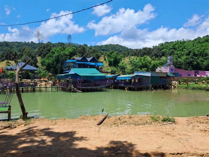 Khu du lịch tự phát dựng phòng nghỉ nổi trên hồ thủy điện ở Bình Thuận