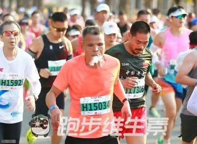 Runner bị hủy thành tích vì hút thuốc khi thi chạy marathon