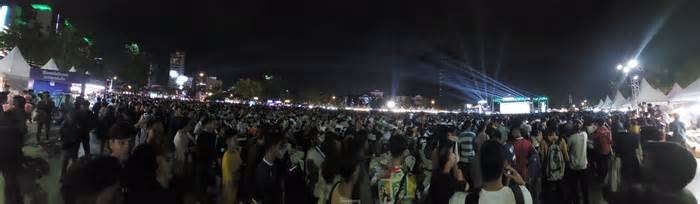 Cảnh tượng chưa từng có ở Campuchia, khi hàng vạn người hâm mộ ăn mừng ở công viên