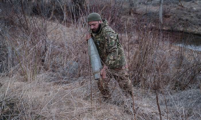Lính Ukraine mót đạn giữa chiến trường