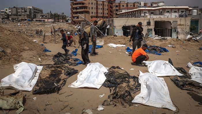 Phát hiện gần 340 thi thể dưới mộ tập thể trong bệnh viện Gaza