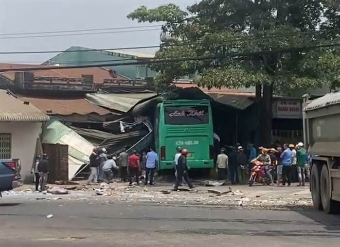 Xe khách giường nằm đâm vào nhà dân ở Gia Lai, ít nhất 2 người tử vong