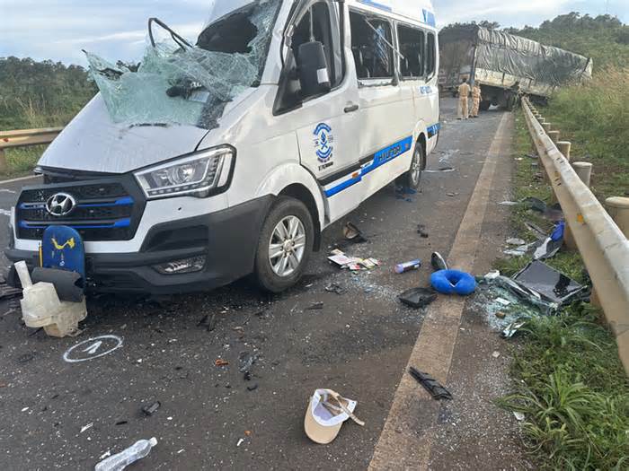 Tạm giữ hình sự tài xế xe tải tông xe khách khiến 13 người thương vong