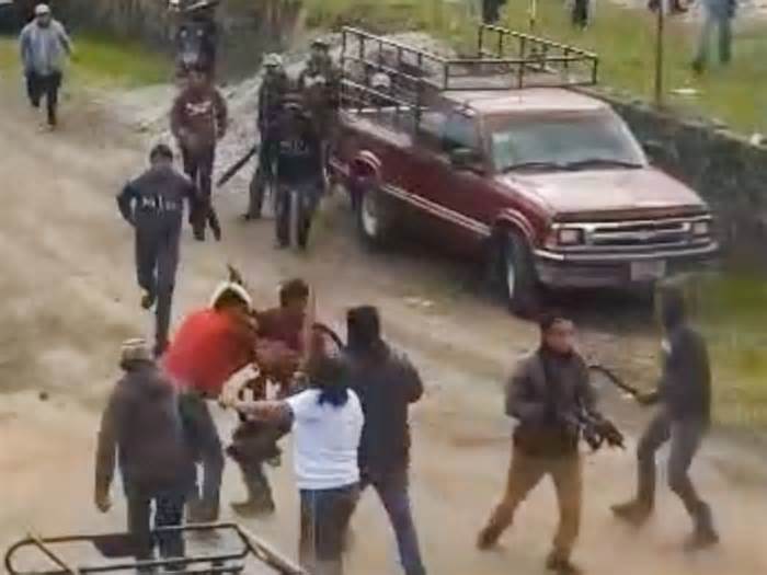 Đòi tiền bảo kê, băng đảng Mexico bị dân làng đánh đuổi