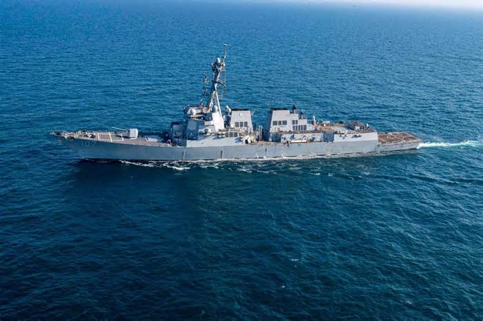 Chiến hạm Mỹ bắn hạ hai tên lửa Houthi