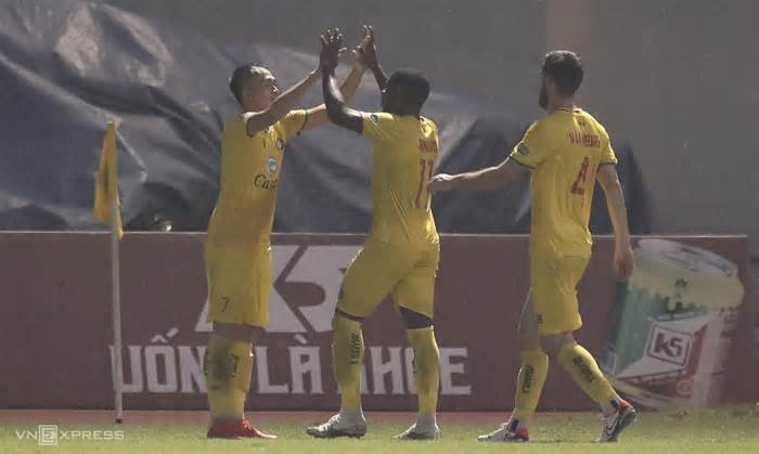 Rafael ghi năm bàn, Nam Định thắng ngược ở V-League
