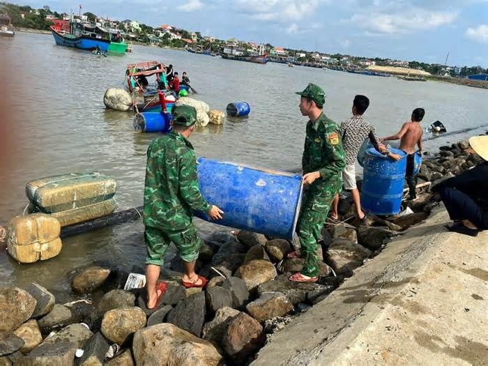 Quảng Trị: Tàu cá ngư dân gặp nạn khi vào bờ tránh trú bão