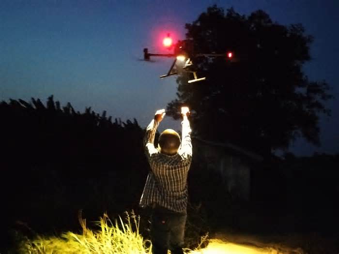 Cà Mau dùng flycam tầm nhiệt chữa cháy rừng