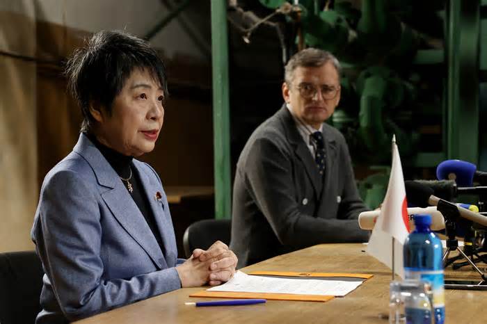 Ngoại trưởng Nhật họp báo dưới hầm trú bom ở Kiev
