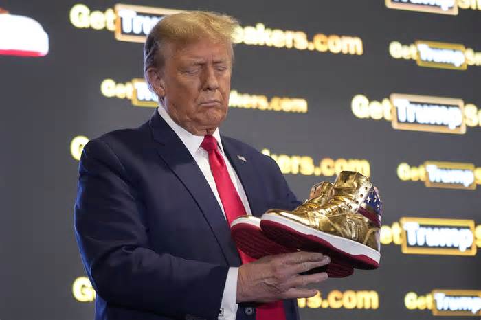 Ông Trump ra mắt mẫu giày vàng ánh kim 'Không đầu hàng'