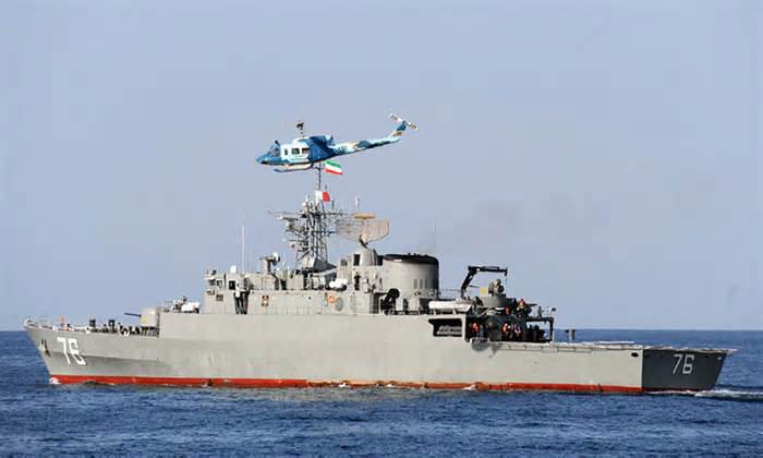 Mỹ tố chiến hạm Iran bỏ mặc thủy thủ tàu hàng bị Houthi tập kích