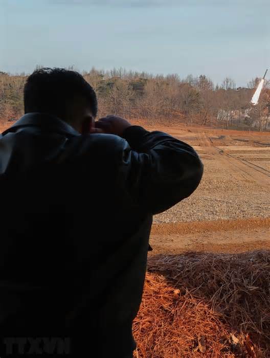 Ông Kim Jong-un thị sát diễn tập pháo phản lực phóng loạt siêu lớn