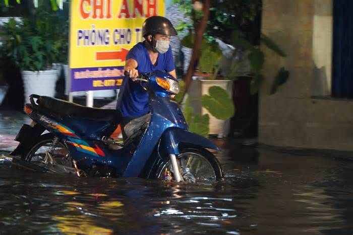 Nhiều tuyến đường ở TP Hồ Chí Minh ngập sâu sau mưa