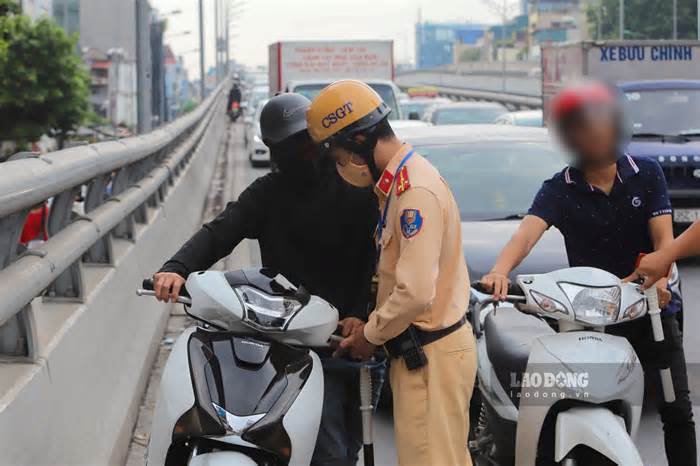Cảnh sát đón lõng xử phạt loạt xe máy đi lên Vành đai 2 trên cao