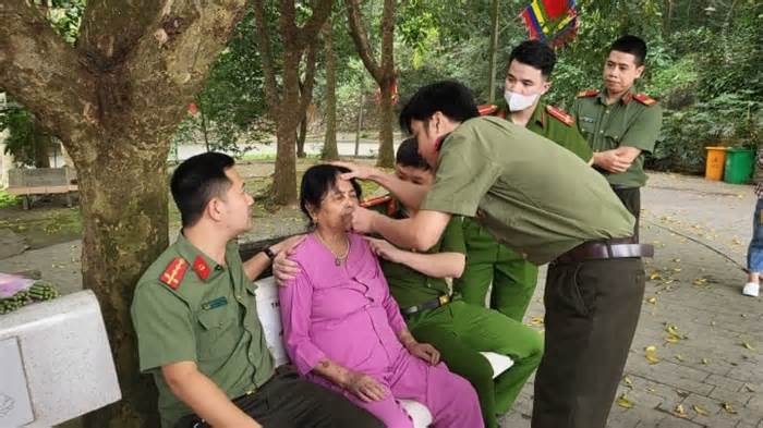 Công an Phú Thọ cứu bà lão 77 tuổi bị ngất tại Đền Hùng