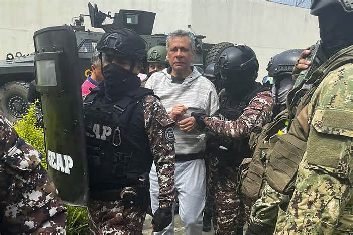 Khoảnh khắc đặc nhiệm Ecuador phá cửa, xông vào sứ quán Mexico bắt người