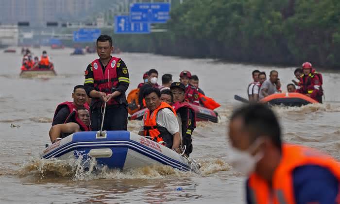 Lũ lụt ở Trung Quốc: Hàng trăm kho sách bị ngập, chật kín các đội cứu hộ