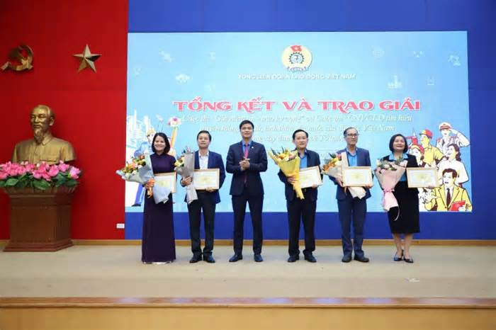 Tổng LĐLĐVN trao giải 2 cuộc thi trực tuyến chào mừng Đại hội XIII Công đoàn Việt Nam