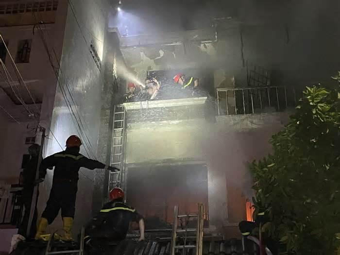 Cháy nhà lúc nửa đêm khiến 1 người tử vong, 2 người bị thương