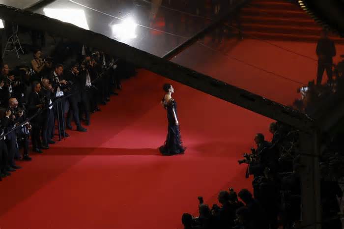 Đại minh tinh Chương Tử Di được Cannes ưu ái, một mình bước trên thảm đỏ thênh thang