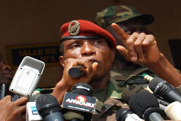 Chính biến ở Guinea: Nhóm vũ trang hạng nặng đưa cựu lãnh đạo thoát khỏi nhà tù