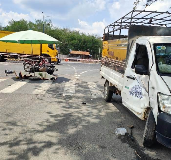 Phong tỏa hiện trường tai nạn xe máy với xe tải khiến 1 người tử vong, 1 người bị thương