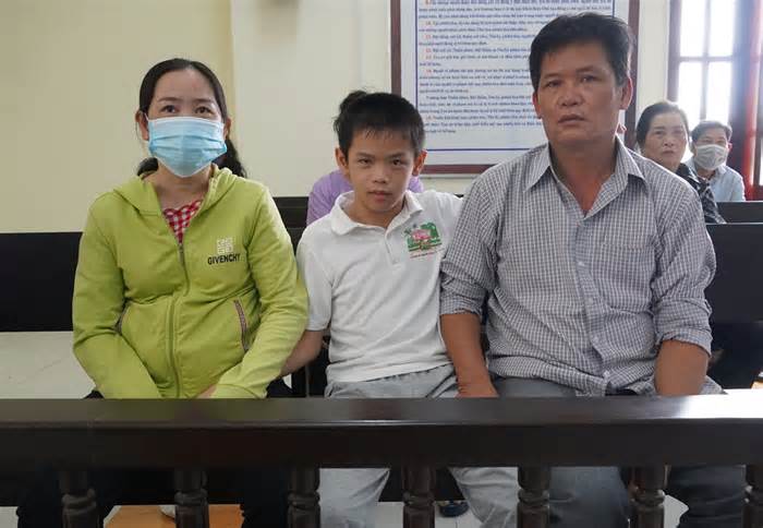Gia đình bé trai 'bại não sau ca mổ bẹn' thắng kiện bệnh viện
