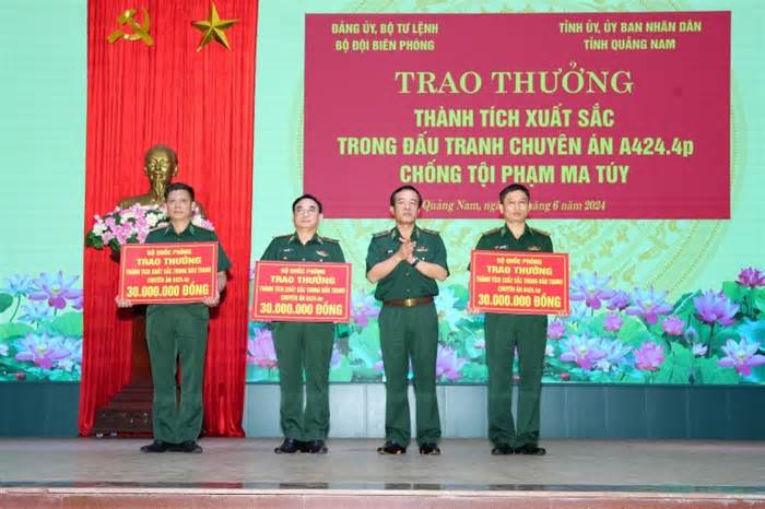 Khen thưởng chuyên án triệt phá gần 200kg ma túy đưa từ Lào về Việt Nam
