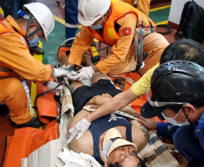 Tàu cứu nạn ra biển đưa thủy thủ nước ngoài vào bờ cấp cứu