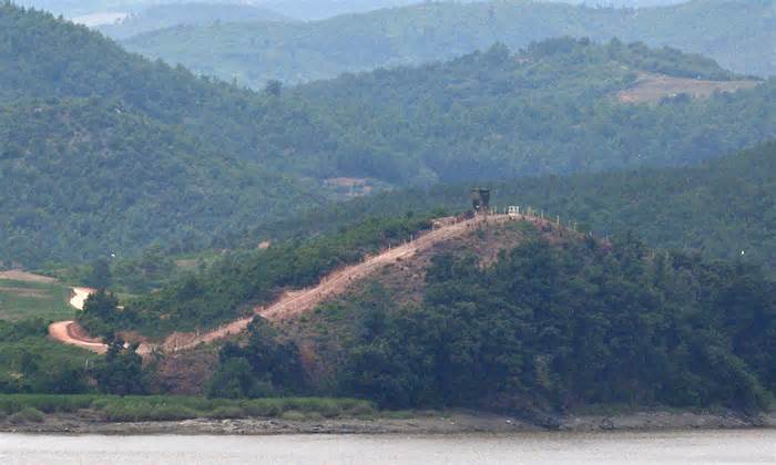 Hàn Quốc bắn cảnh cáo binh sĩ Triều Tiên vượt biên giới