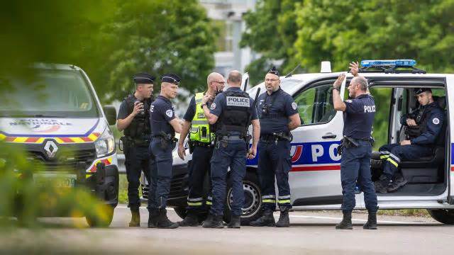 Tù nhân trốn thoát sau vụ phục kích, Pháp điều 500 nhân viên an ninh truy bắt