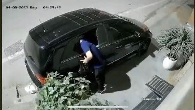 Truy tìm kẻ phá hàng loạt cửa kính ô tô trộm tài sản tại Hải Phòng