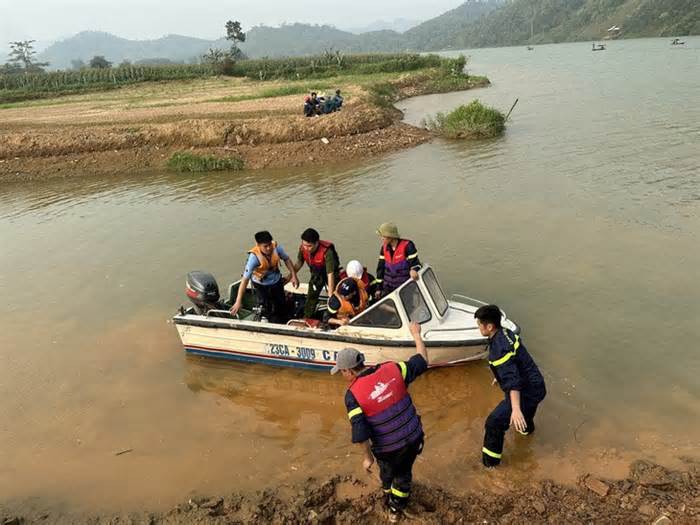 Lật thuyền chở 7 người trên sông Lô, 3 nạn nhân mất tích