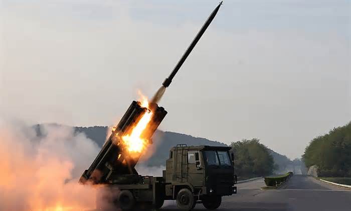 Pháo phản lực Triều Tiên khai hỏa đạn rocket dẫn đường